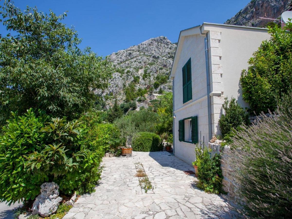 Luxurious Holiday Home In Makarska With Jacuzzi Экстерьер фото