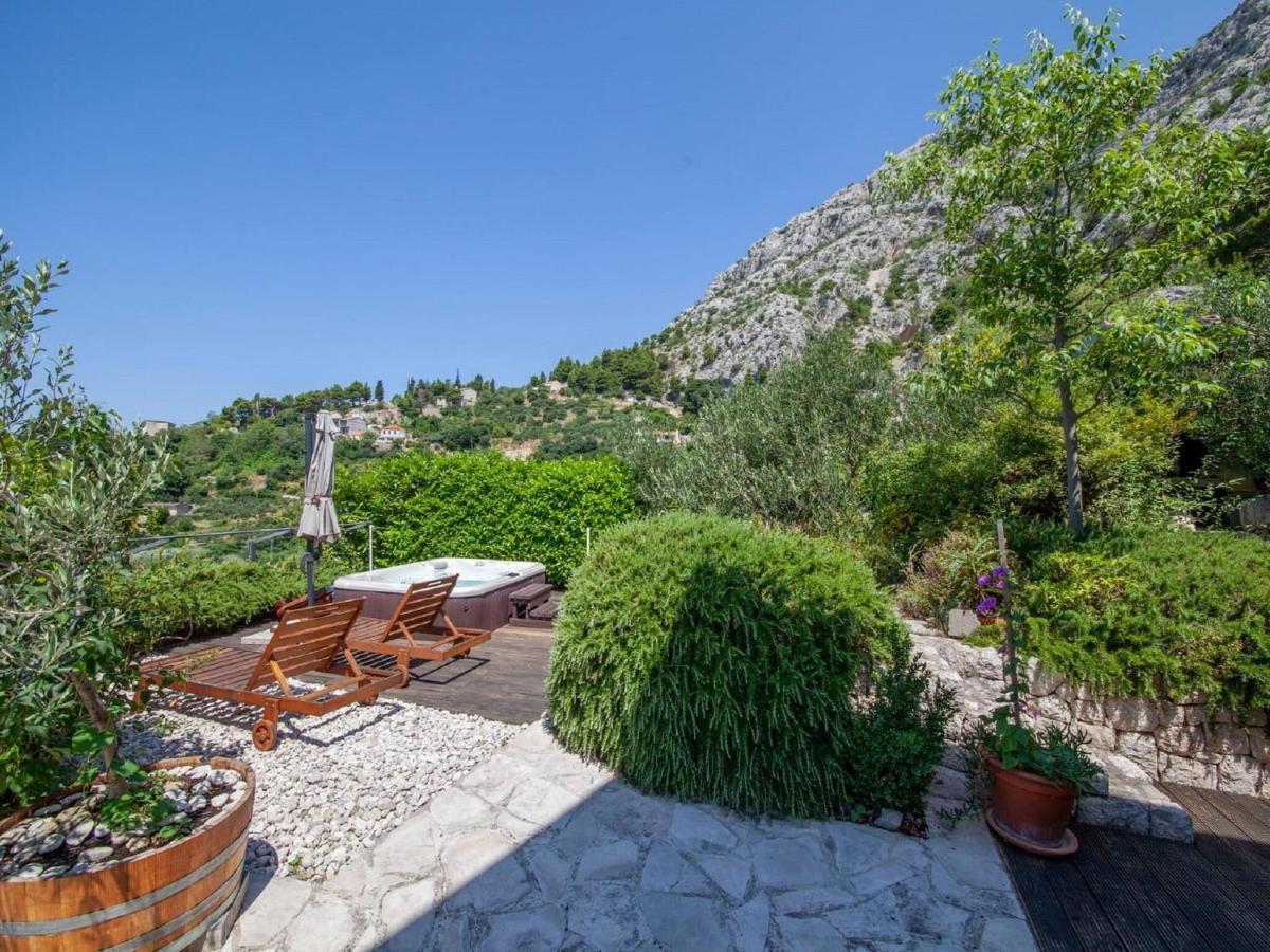 Luxurious Holiday Home In Makarska With Jacuzzi Экстерьер фото