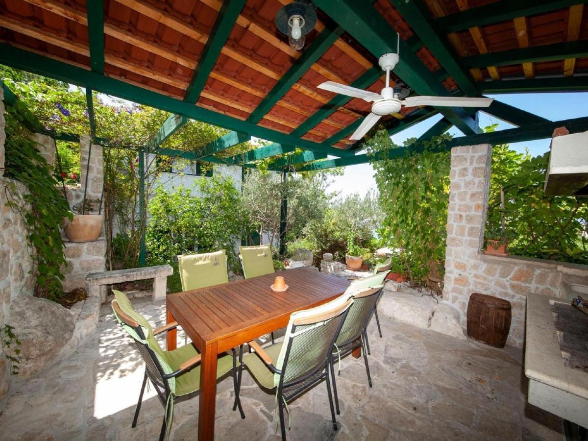 Luxurious Holiday Home In Makarska With Jacuzzi Экстерьер фото
