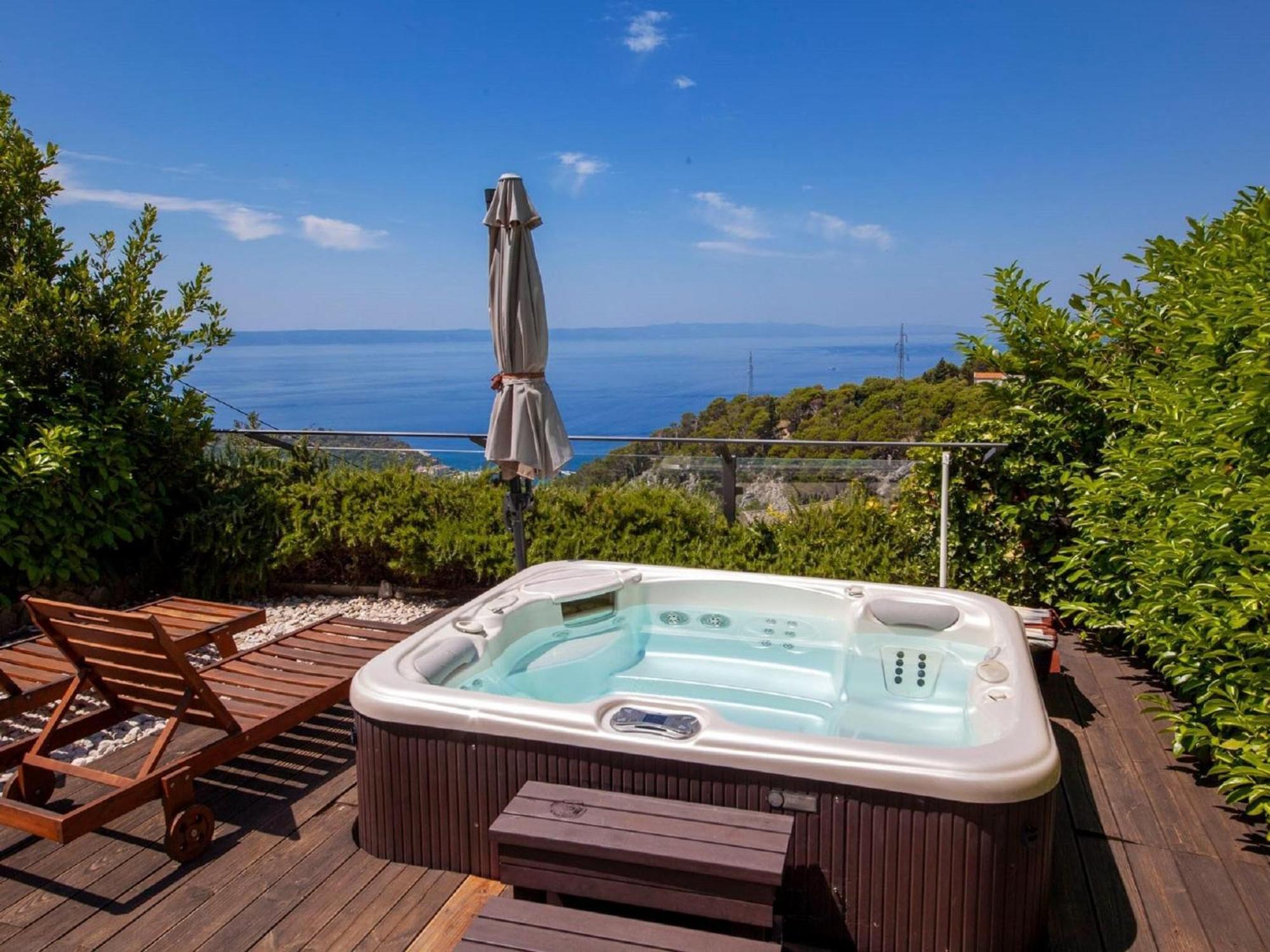 Luxurious Holiday Home In Makarska With Jacuzzi Экстерьер фото