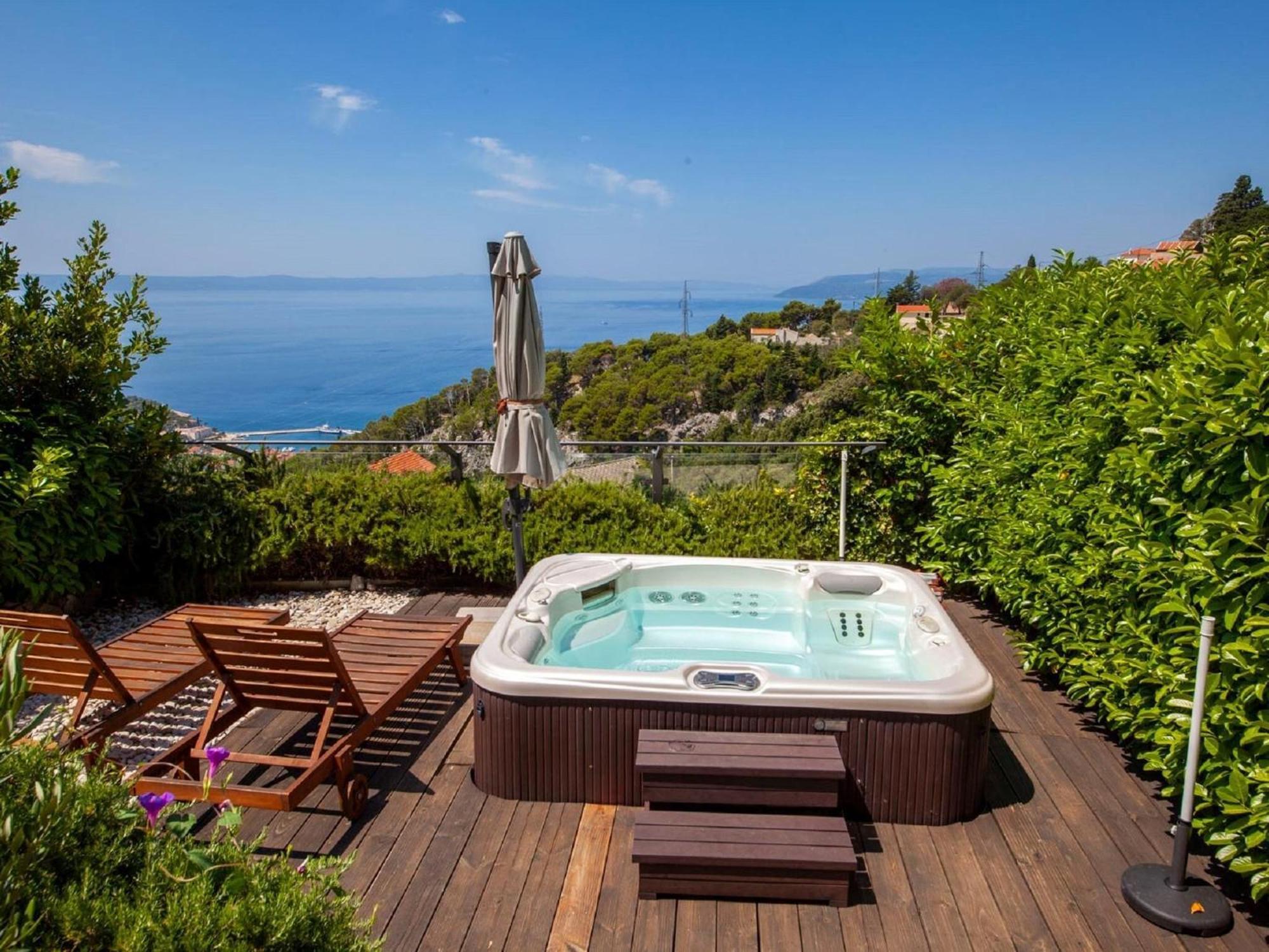Luxurious Holiday Home In Makarska With Jacuzzi Экстерьер фото
