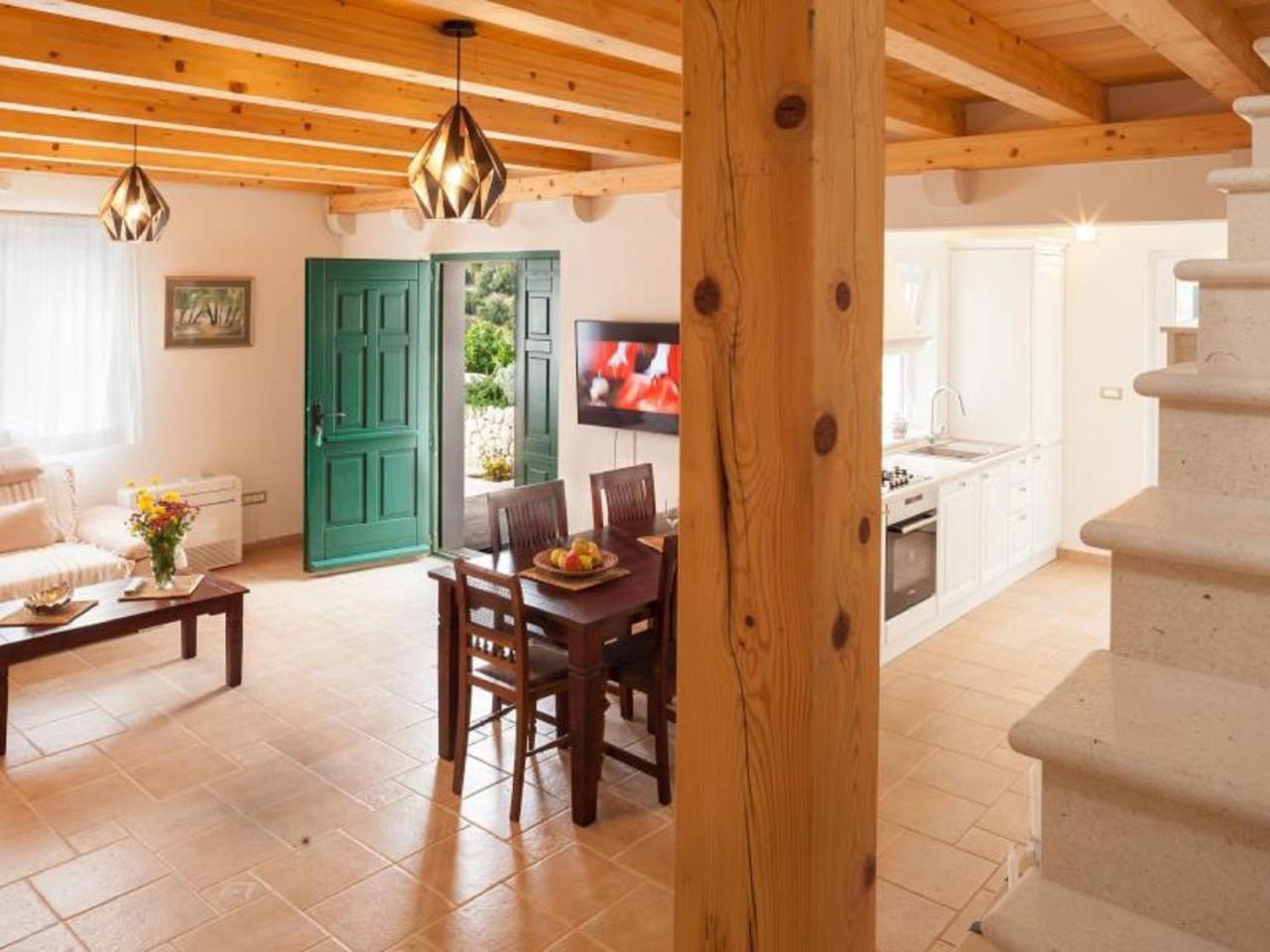 Luxurious Holiday Home In Makarska With Jacuzzi Экстерьер фото