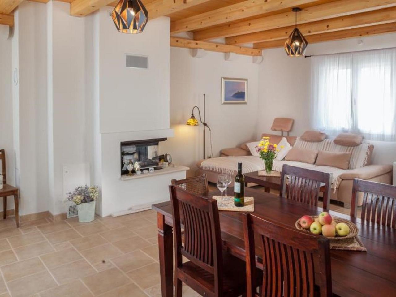 Luxurious Holiday Home In Makarska With Jacuzzi Экстерьер фото